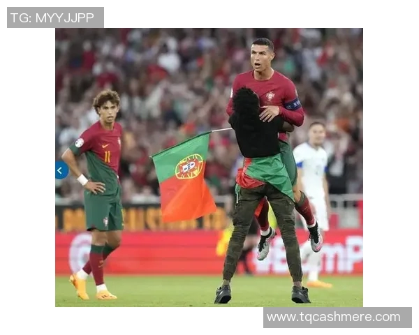 球迷疯狂冲场内抢C罗球衣引发欧冠赛场奇观